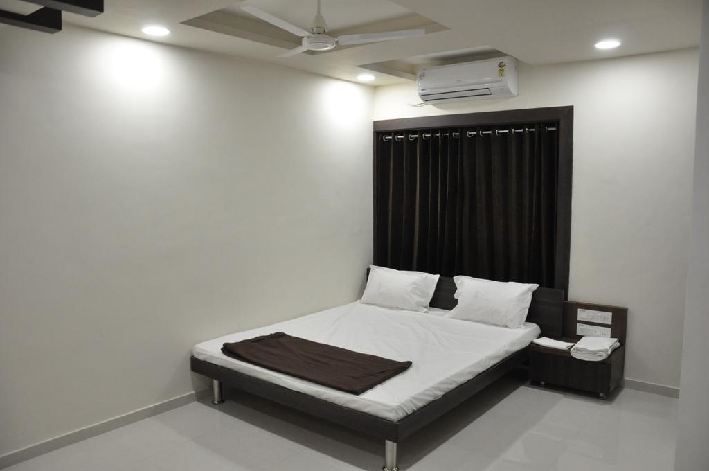 Shivdhara Hotel & Residence Раджкот Номер фото