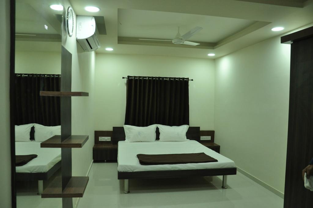 Shivdhara Hotel & Residence Раджкот Номер фото