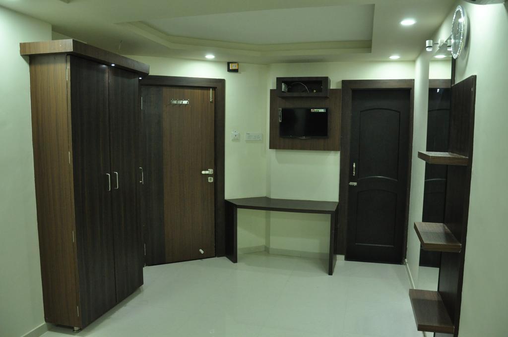 Shivdhara Hotel & Residence Раджкот Экстерьер фото