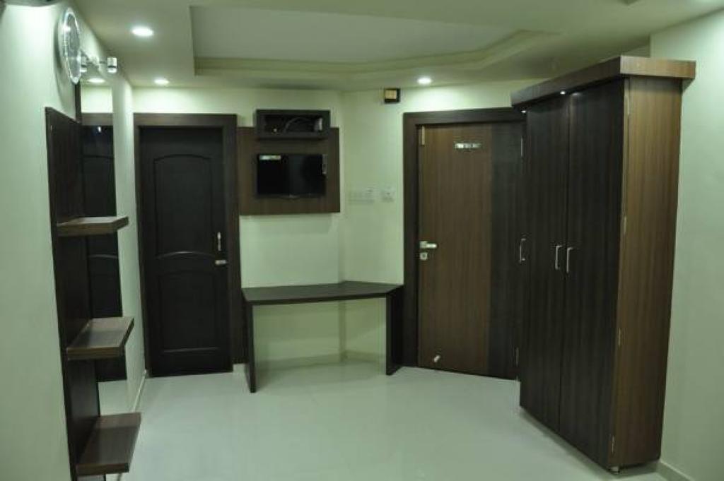 Shivdhara Hotel & Residence Раджкот Экстерьер фото